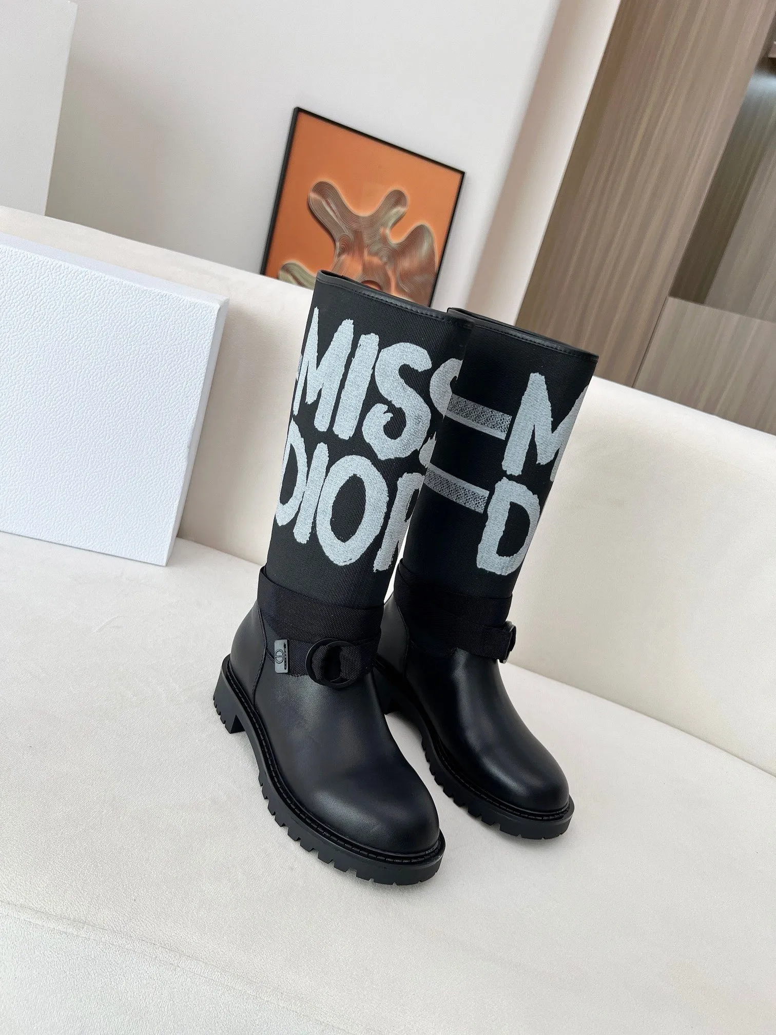 👟👟Ex-factory price 600💯💯2024 Dior new autumn and winter products🌹Fashion and trends coexist. Imported original fabrics are customized one to one. Female 35-41 Fabric: Imported cowhide Lining: Sheep lining Outsole: Original molded rubber outsole